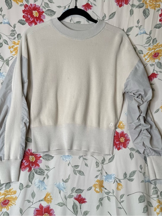 Sweaty Betty Sweaters - SWEATY BETTY Cream Crewneck Sweater with Light Gray Ruched Sleeves